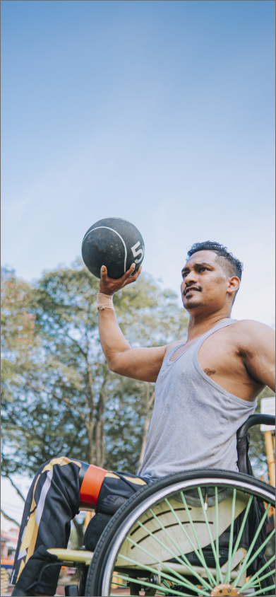 Image d’un jeune homme en fauteuil roulant jouant au basket ball